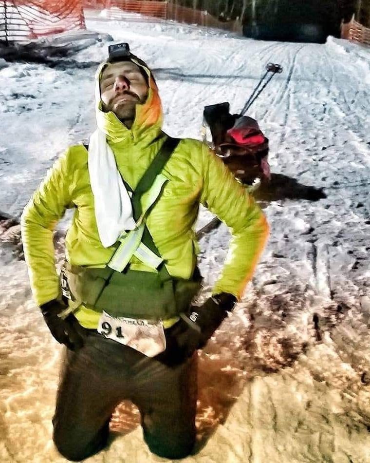 Simone Leo in ginocchio nella neve al traguardo di Arrowhead 135